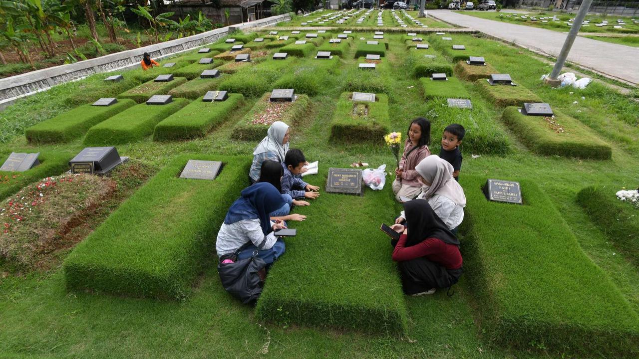 Ziarah kubur di makam khusus korban Covid-19 Srengseng Sawah