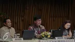 Direktur Utama PT Surya Citra Media Tbk (SCMA) Sutanto Hartono (tengah) memaparkan performa perusahaan dalam paparan publik SCM di SCTV Tower, Jakarta, Jumat (16/12/2016). SCM akan semakin memperkuat bisnis konten di 2017 (Liputan6.com/Faizal Fanani)