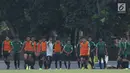 Pelatih Timnas Indonesia U-19, Indra Sjafri (jaket putih) memberi arahan pada timnya saat latihan jelang laga perdana Grup A Piala AFC U-19 melawan Chinese Taipei di Lapangan A Kompleks GBK, Jakarta, Rabu (17/10). (Liputan6.com/Helmi Fithriansyah)
