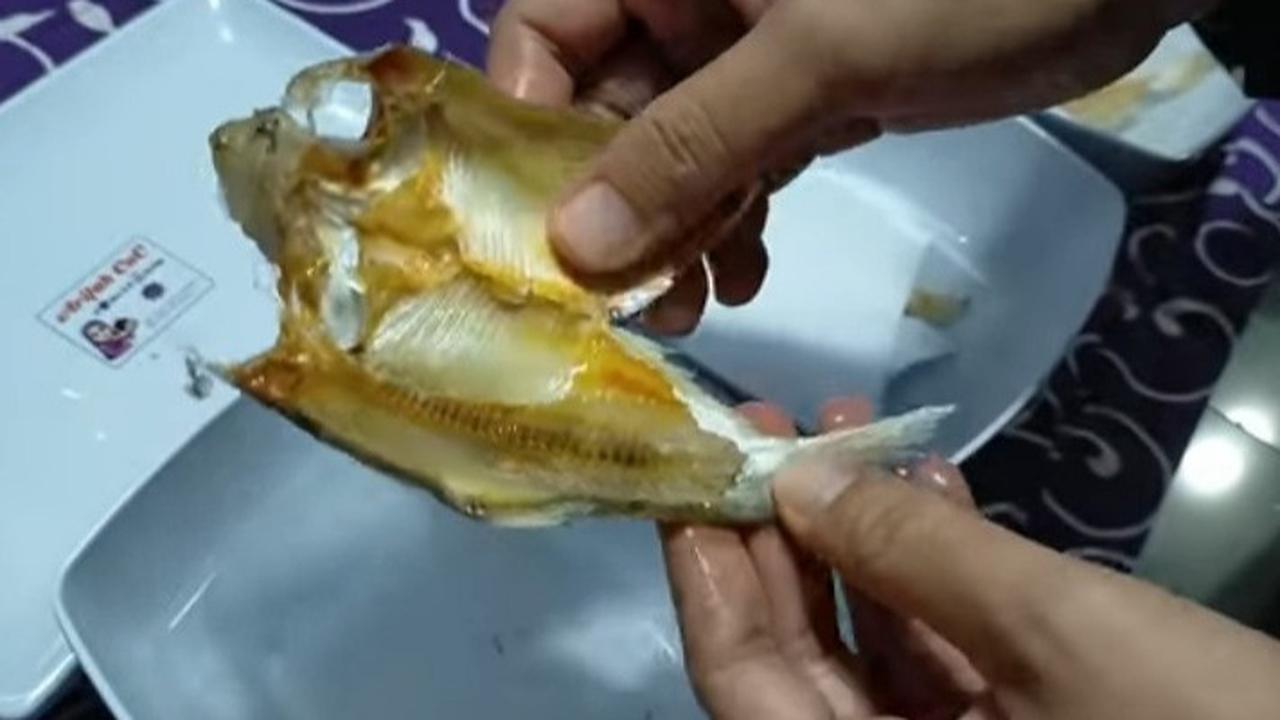 Ilustrasi sedang mengeringkan ikan asin (Sumber: YouTube/Dapur Mama SaaYa)