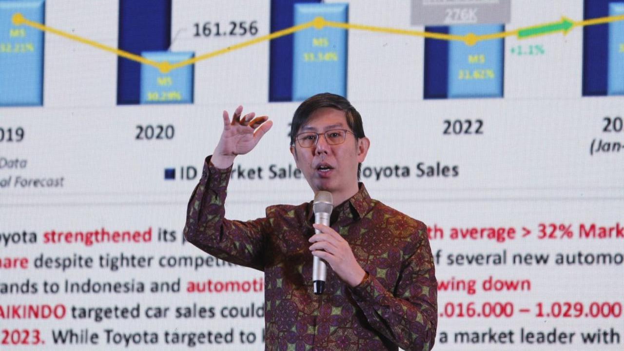 "Indonesia perlu meningkatkan volume mobil hybrid sebagai produk transisi menuju mobil listrik (BEV). Namun, problemnya harga jual mobil hybrid mahal dari mobil BBM."