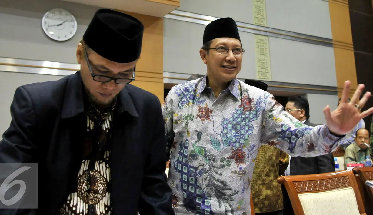 Menteri Agama Lukman Hakim Saifuddin (kanan) mengikuti rapat kerja dengan Komisi VIII DPR di Kompleks Parlemen, Jakarta, Rabu (9/9/2015). Rapat itu membahas Rencana Kerja & Anggaran Kementerian Lembaga (RKAKL) Kemenag Tahun 2016.(Liputan6.com/Johan Tallo)