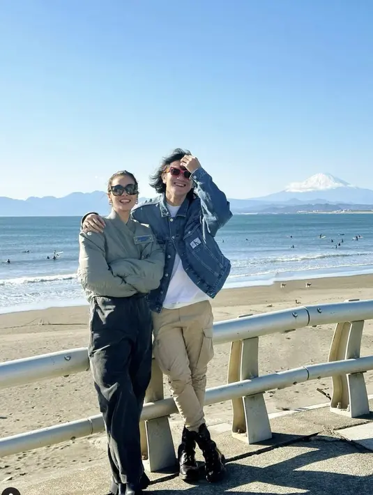 <p>Bergaya edgy, Marsha Timothy tampil begitu stylish kala berlibur ke Jepang. [Foto: Instagram/ Marsha Timothy]</p>