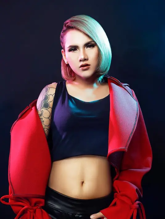 Tampil sporty adalah khasnya Evelyn, baik di panggung atau dalam kehidupan sehari-hari (Liputan6.com/IG/evelinnadaanjani)