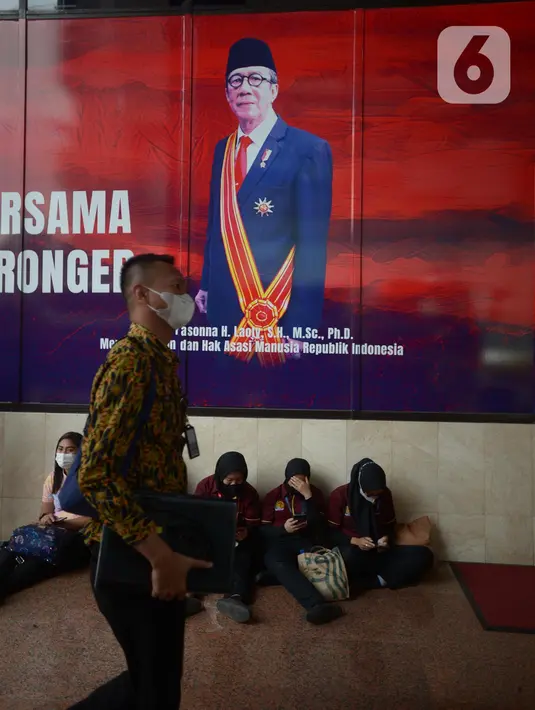 Pegawai berhamburan di luar Gedung Kemenkumham saat terjadi kebakaran, Jakarta, Kamis (8/12/2022). Untuk diketahui, kebakaran di Gedung Kemenkumham RI terjadi sekitar pukul 11.05 WIB. (merdeka.com/Imam Buhori)