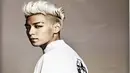 Kembali lagi pada boyband Big Bang, lead rapper TOP dianggap sebagai trendsetter fashion didunia. TOP pandai memadu padankan gaya fashionnya yang unik. (soompi/Bintang.com)