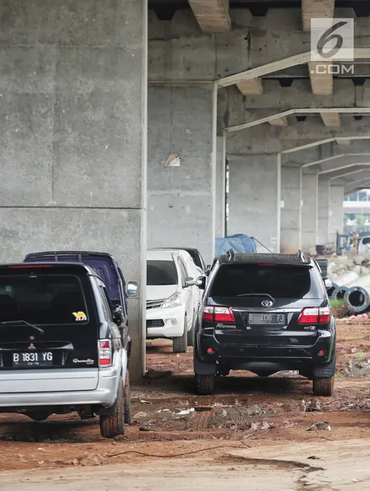Sejumlah mobil terparkir di bawah kolong tol Becakayu Kalimalang, Jakarta Timur, Selasa (12/2). Lahan kosong di bawah kolong tol Becakayu disalahgunakan menjadi parkir liar. (Liputan6.com/Faizal Fanani)