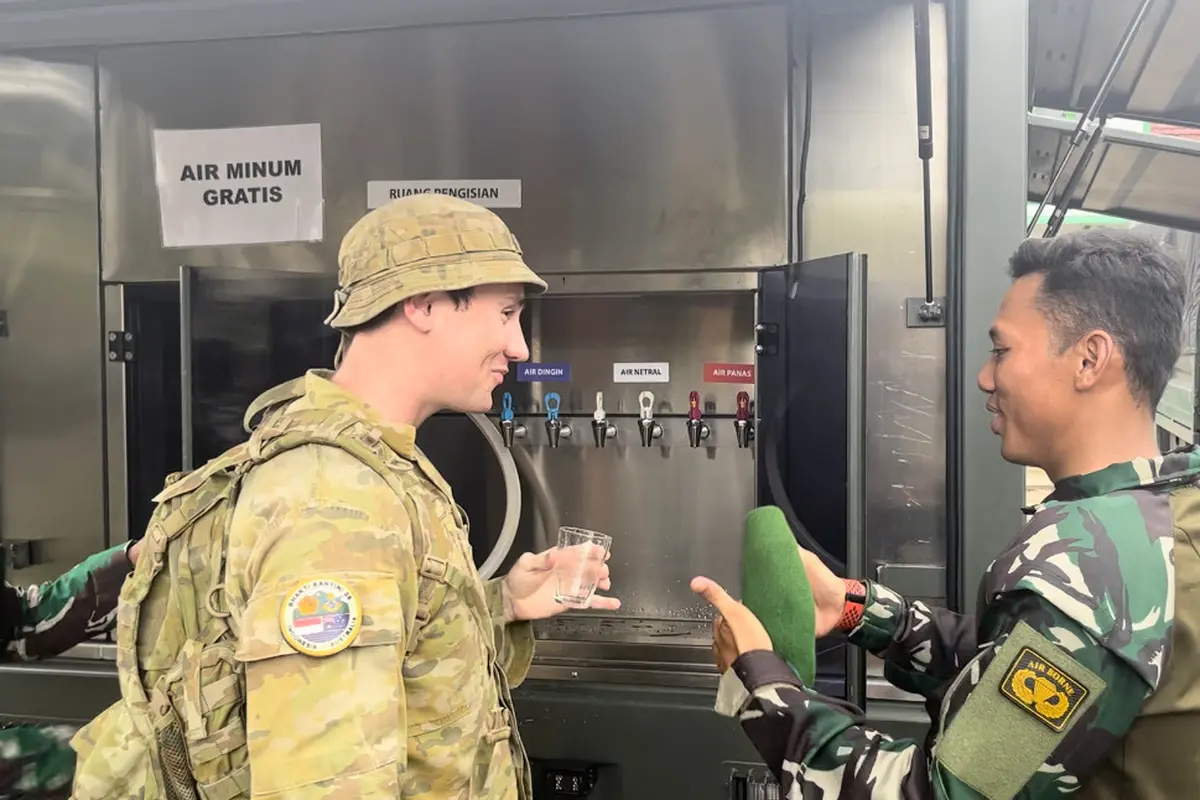 Tentara Nasional Indonesia (TNI) berkolaborasi dengan Australian Defence Force (ADF) dalam simulasi penyediaan air bersih bagi masyarakat terdampak bencana alam di Bayah, Kabupaten Lebak, Banten