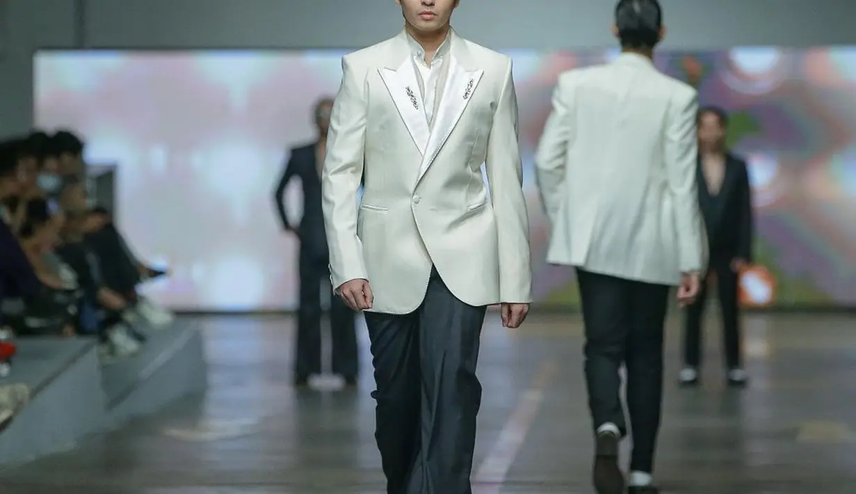 Aktor muda Angga Yunanda tampak begitu gagah saat melenggang di runway membawakan koleksi terbaru Hartono Gan yang bertajuk “Gender Nihilism”. [Foto: JF3].