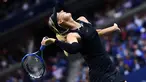Petenis Rusia Maria Sharapova berusaha membalikan bola petenis Sofia Kenin dari AS saat pertandingan Tunggal Wanita Terbuka 2017 di ASTA Billie Jean King National Tennis Center di New York (1/9). Sharapova menang 7-5 6-2. (AFP Photo/Jewel Samad)