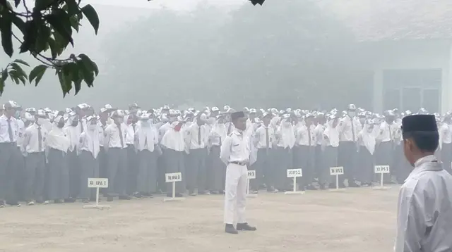 Anak Sekolah di Tengah Kepungan Asap Kebakaran Hutan Kalimantan