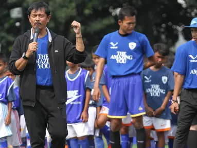 Pelatih Indra Sjafri memberikan instruksi saat coaching clinic bersama anak-anak di Lapangan ABC Senayan, Jakarta, Rabu (28/3/2018). Acara ini dalam rangkaian peluncuran Patriot 165 FC. (Bola.com/Asprilla Dwi Adha)