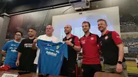 Mantan Pemain Persib Bandung, Robbie Gaspar (kanan) hadir dalam sesi press conference jelang laga persahabatan Persib vs Western Sydney Wanderers. (Muhammad Faqih/Bola.com)
