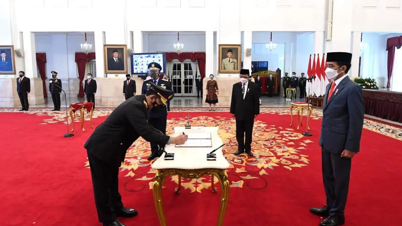 Presiden Joko Widodo atau Jokowi melantik Listyo Sigit Prabowo sebagai Kapolri di Istana Negara, Rabu (27/1/2021).