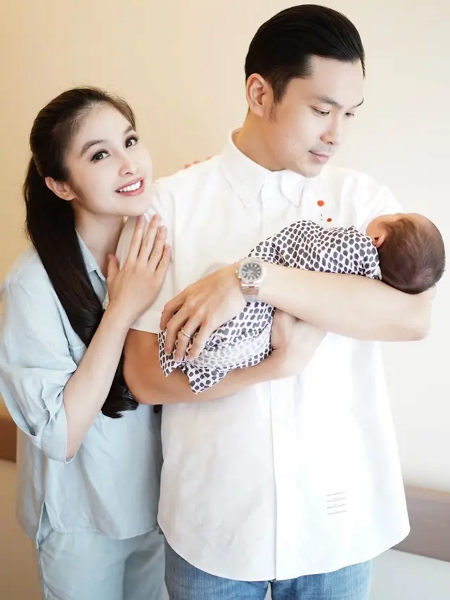 Momen Manis Sandra Dewi dan Suami Pasca Kelahiran Anak Kedua (sumber: instagram/@sandradewi88)