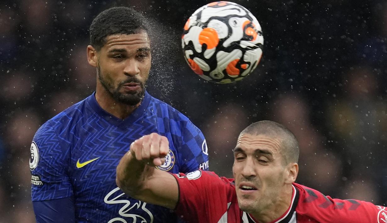 Gelandang Chelsea, Ruben Loftus-Cheek berduel udara dengan gelandang Southampton, Oriol Romeu dalam laga yang diguyur hujan di Stamford Bridge. (AP/Kirsty Wigglesworth)