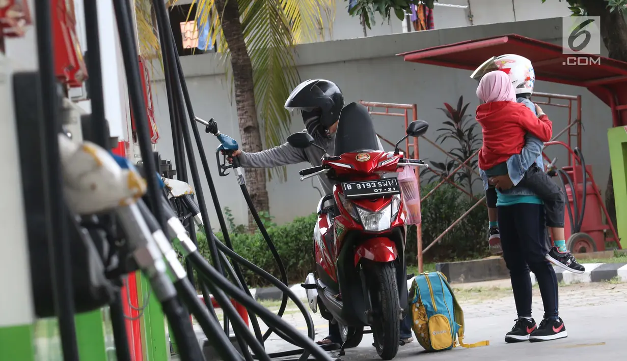 Pengendara mengisi BBM di SPBU Jakarta, Minggu (10/2). Hari ini BBM kembali diturunkan Pertamina adapun penurunan harga BBM ini, untuk wilayah Jabodetabek, harga Pertamax Turbo diturunkan dari Rp 12.000 jadi Rp 11.200 per liter.(Liputan6.com/AnggaYuniar)