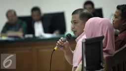 Saksi memberikan keterangan saat sidang lanjutan di Pengadilan Tipikor, Jakarta, Rabu (10/6/2015). Dalam sidang tersebut, JPU menghadirkan tujuh saksi untuk dimintai keterangan terkait jual beli rumah Sutan Bhatoegana di Medan. (Liputan6.com/Helmi Afandi)