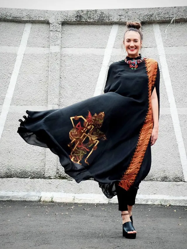 [Bintang] Dari Sendal Sampai Outer, Kecenya Gaya Etnik Nadine Chandrawinata