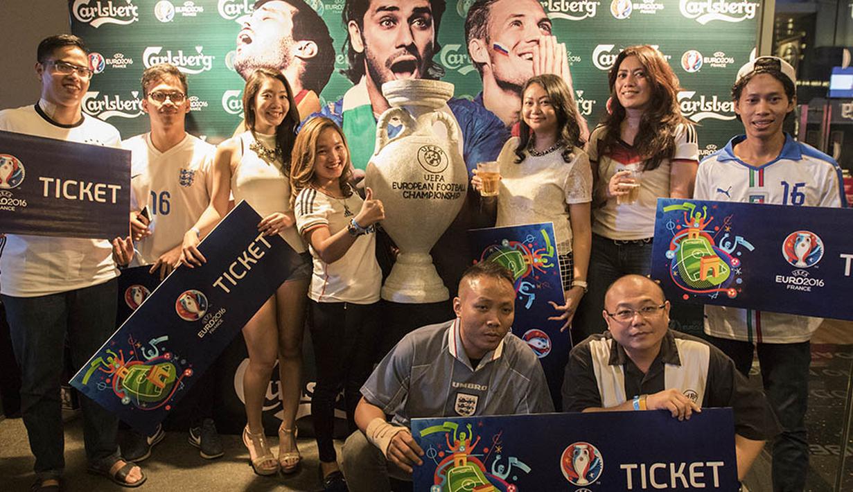Para pemenang nonton langsung Euro 2016 bersama Carlsberg foto bersama usai pengumuman di Hard Rock Cafe, Jakarta, Rabu (27/4/2016). (Bola.com/Vitalis Yogi Trisna)