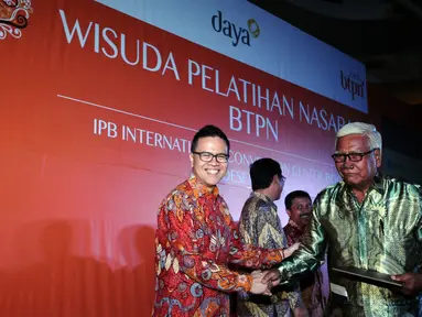 Head Daya, Andrie Darusman (kiri) menyalami salah satu wisudawati pemberdayaan usaha mikro dan purna bakti di Bogor, Jawa Barat (16/12/2015). BTPN mewisuda 300 nasabah program pemberdayaan usaha mikro dan purna bakti. (Liputan6.com/Helmi Fithriansyah)