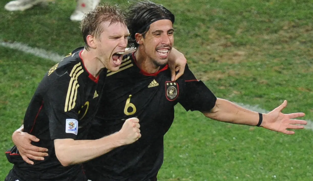 Pada Putaran Final Piala Dunia 2010, pelatih Joachim Loew memasangnya untuk menggantikan posisi Michael Ballack yang cedera sebagai gelandang tengah. Ia tampil dalam seluruh 7 laga dan mengantarkan Jerman merebut tempat ketiga usai menang atas Uruguay 3-2. (AFP/Carl De Souza)