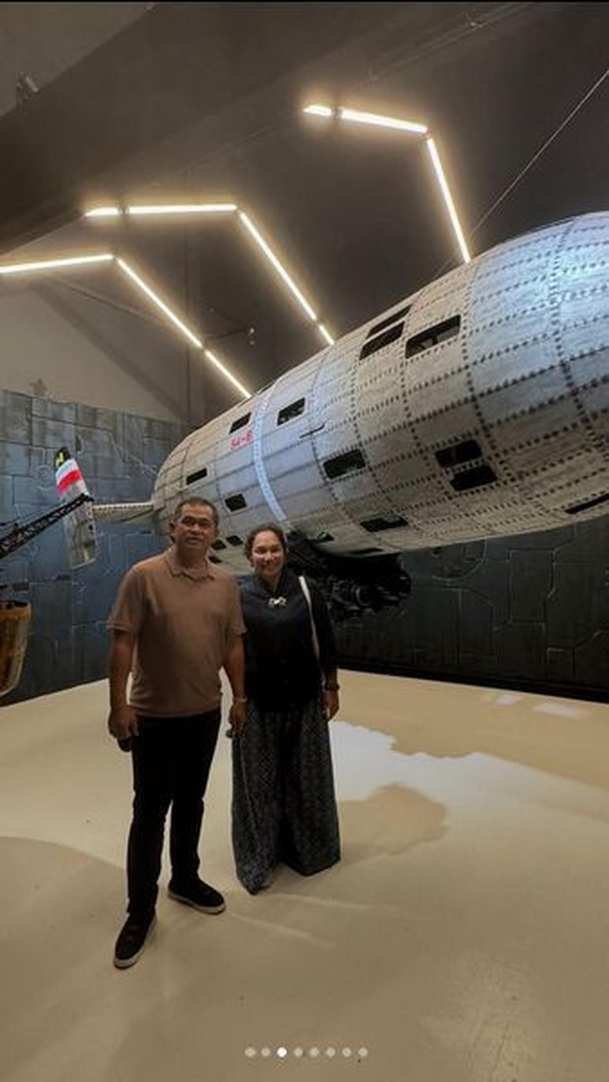 "Saya sama BM mencoba membesarkan anak anak yang mencintai Indonesia dari semua aspek termasuk karya seni indonesia," jelasnya. <br>