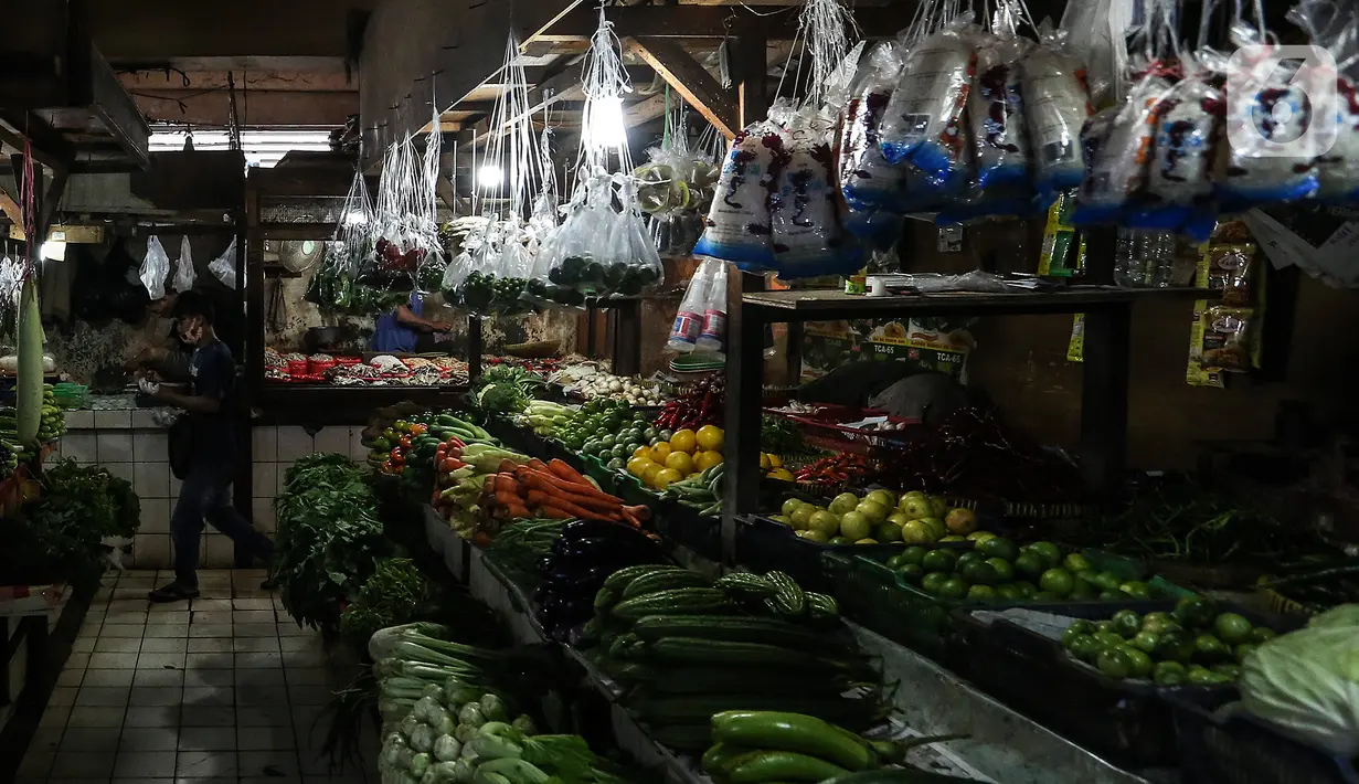 Aktivitas jual beli di Pasar Tebet Timur, Jakarta, Senin (4/1/2021). Badan Pusat Statistik (BPS) mencatat inflasi pada bulan Desember 2020 tercatat sebesar 0,45 persen dengan Indeks Harga Konsumen (IHK) sebesar 105,68. (Liputan6.com/Johan Tallo)