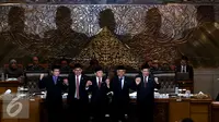 Ketua DPR yang baru Setya Novanto (tengah) melakukan foto bersama dengan empat Wakil Ketua DPR, Taufik Kurniawan, Fadli Zon, Agus Hermanto, Fahri Hamza, (dari kiri) seusai pelantikannya di Gedung DPR, Jakarta, Rabu (30/11). (Liputan6.com/Johan Tallo)