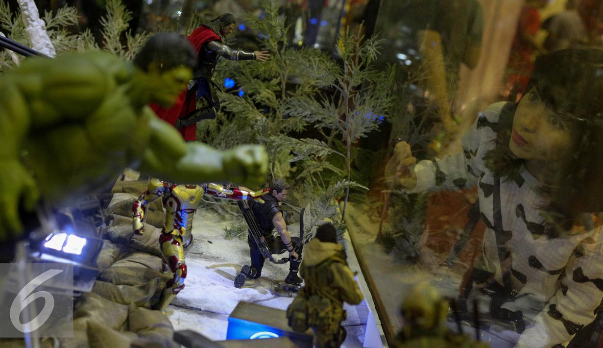 Seorang pengunjung melihat mainan yang dipamerkan di Toys Fair 2015 di Balai Kartini, Jakarta, Minggu (16/8/2015). Pameran ini menampilkan 250 booth, mulai dari komik hingga perlengkapan cosplay. (Liputan6.com/Faizal Fanani)