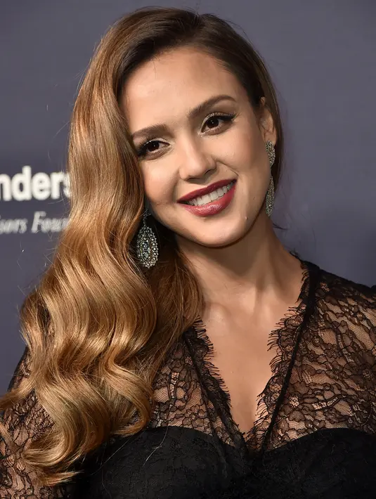 Aktris Jessica Alba berpose saat menghadiri Gala Baby2Baby ke-6 di 3Labs, di Culver City, California  (11/11). (Frazer Harrison / Getty Images / AFP)