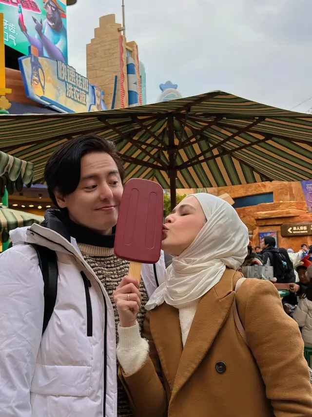 6 Potret Cut Meyriska dan Roger Danuarta Liburan ke Zootopia Land Shanghai