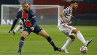 Bek Paris Saint Germain (PSG), Layvin Kurzawa dan gelandang Manchester United (MU), Bruno Fernandes berebut bola pada matchday pertama Liga Champions Grup H di Parc des Princes, Rabu (21/10/2020) dini hari WIB. MU berhasil mempermalukan tuan rumah PSG 2-1. (AP Photo/Michel Euler)