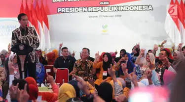 Presiden Joko Widodo atau Jokowi memberi sambutan saat menyalurkan bantuan sosial Program Keluarga Harapan (PKH) dan Bantuan Pangan Non Tunai (BPNT) kepada seribu warga Depok, Jawa Barat, Selasa (12/2). (Liputan6.com/Herman Zakharia)