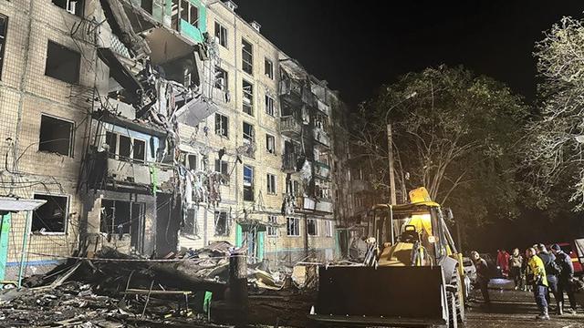Orang-orang berkumpul di sekitar kerusakan dan puing-puing setelah serangan Rusia terhadap sebuah bangunan tempat tinggal di Kharkiv, Ukraina, pada Rabu (2/10/2024).