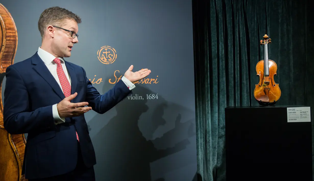 Perwakilan Sotheby Hong Kong memberi penjelasan mengenai biola langka 1684 di hadapan pers di Hong Kong (21/2) . Biola ini merupakan karya dari seorang pengrajin instrumen musik berkebangsaan Italia bernama Antonio Stradivari. (AFP Photo / Isaac Lawrence)