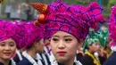 Sejumlah wanita dari Etnis Pa-O mengenakan pakaian tradisional saat upacara pembukaan festival air tradisional di Yangon, Myanmar (13/4). Festival ini dibuka dengan tari-tarian tradisional khas Myanmar. (AP Photo/Thein Zaw)