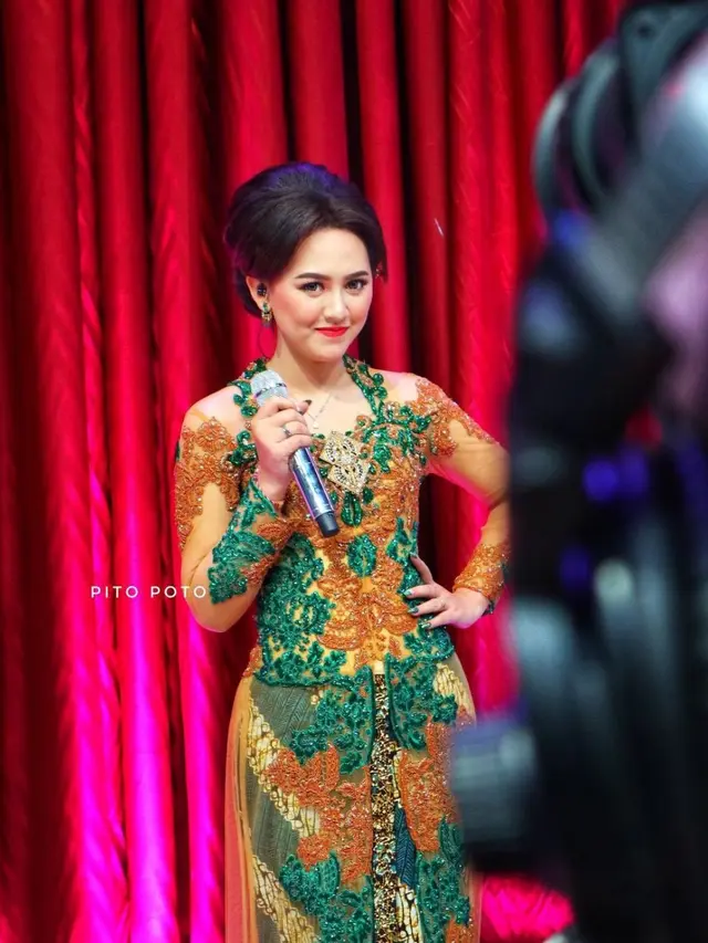 6 Potret Happy Asmara Pakai Kebaya, Dipuji Makin Aggun
