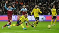 Pemain Arsenal Pierre-Emerick Aubameyang (kedua kiri) mencetak gol ke gawang West Ham United saat bertanding pada laga Liga Inggris di London Stadium, London, Inggris, Senin (9/12/2019). Arsenal menang 3-1. (AP Photo/Kirsty Wigglesworth)