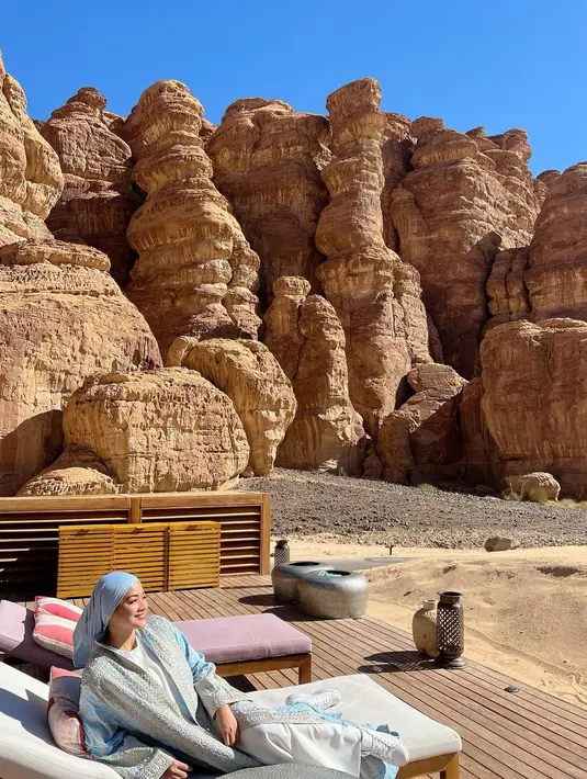 Melengkapi tampilan, Titi Kamal kenakan hijab turban warna biru langit yang senada dengan outernya [@titi_kamall]