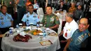 Panglima TNI Jenderal Moeldoko (tengah) saat menghadiri peluncuran buku 'TNI dan Air Asia QZ8501 Harmoni Dalam Misi Kemanusiaan di Media Center Puspen TNI, Mabes TNI Cilangkap Jakarta Jakarta, Selasa (5/5/2015). (Liputan6.com/Yoppy Renato)