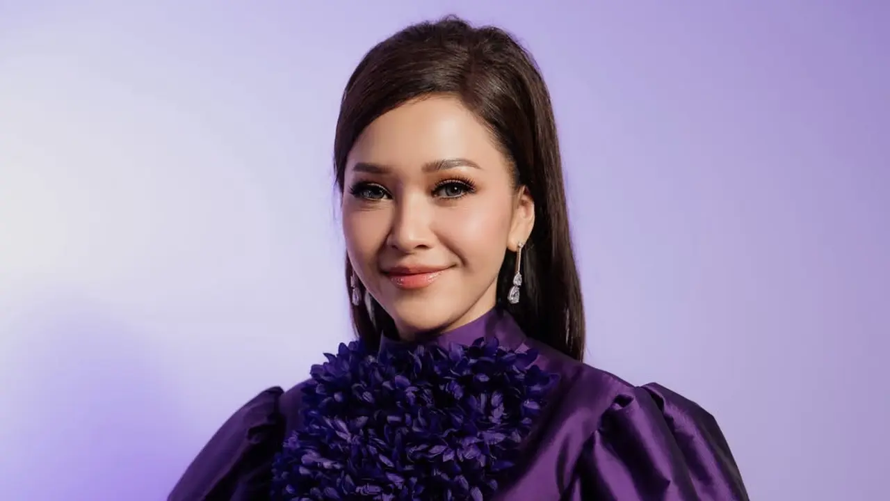 Pesona Maia Estianty dalam Gaun Ungu Couture, Anggun dengan Sentuhan Dramatis