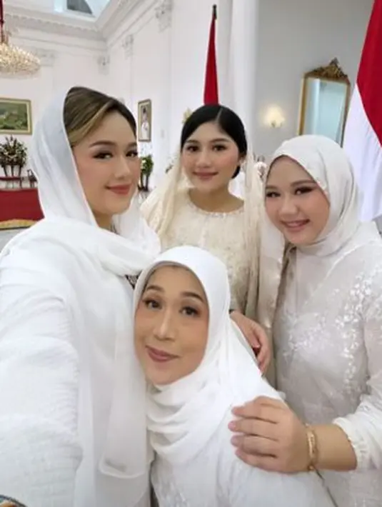 Erina menata rambutnya dengan updo yang simple saat mengenakan abaya dan kerudung putihnya [@erinagudono]