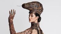 Puteri Indonesia 2020, Ayu Maulida, memakai kostum nasional bertema komodo untuk ajang Miss Universe 2020. (dok. Instagram @officialputeriindonesia/https://www.instagram.com/p/CO1VP58l-yP/)