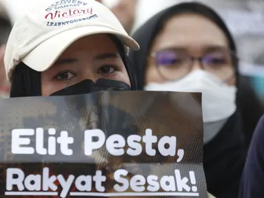 Seorang mahasiswi peserta aksi memegang poster sambil menangis haru saat menyuarakan aspirasi dalam demonstrasi di kawasan Bundaran Hotel Indonesia (HI), Jakarta, Rabu (28/10/2026). (KLY/Budy Santoso)