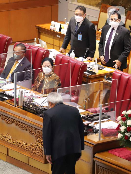 Menteri PUPR Basuki Hadimuljono (kiri) bersiap menyerahkan dokumen kepada Ketua DPR Puan Maharani (kanan) pada Rapat Paripurna ke-11 Masa Persidangan II Tahun Sidang 2021-2022 di Kompleks Parlemen, Jakarta, Kamis (16/12/2021). (Liputan6.com/Anga Yuniar)
