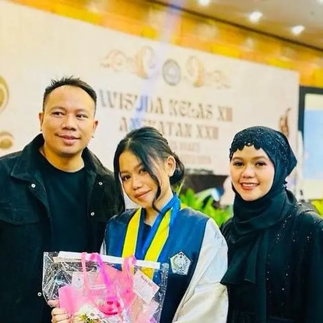 7 Potret Vicky Prasetyo Temani Anak Wisuda SMA, Kompak Bareng Mantan Istri