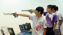 Petembak Junior Indonesia, I Kadek Rico V (kiri) saat berlaga di Final 10m Air Pistol Men Junior Kejuaraan Menembak ASEAN di Jakarta, Rabu (25/11/2015). Kadek meraih emas dengan 196.7 poin. (Liputan6.com/Helmi Fithriansyah)