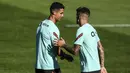Pemain Timnas Portugal Cristiano Ronaldo (kiri) dan Joao Cancelo menghadiri sesi latihan kualifikasi Piala Dunia 2022 zona Eropa di Cidade do Futebol, pinggiran Lisbon, Senin (30/8/2021). Portugal akan menjamu Irlandia di Estadio Algarve pada 2 September 2021. (PATRICIA DE MELO MOREIRA/AFP)