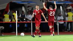 Pemain Timnas Indonesia,&nbsp;Shayne Pattynama (kiri), dan Marc Klok dalam pertandingan FIFA Matchday 2023 melawan Timnas Argentina yang berlangsung di Stadion Utama Gelora Bung Karno, Jakarta, Senin (19/6/2023). (Bola.com/Bagaskara Lazuardi)